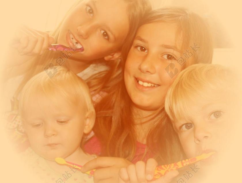 人物温馨孩子们挤在一起刷牙儿童刷牙背景图片