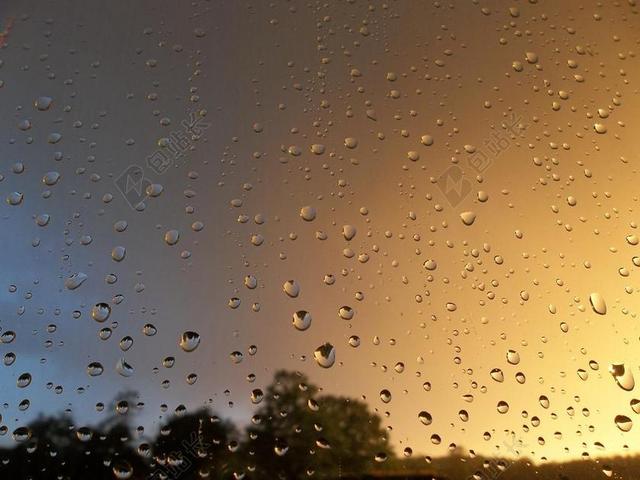 灰色物品纹理玻璃上的雨滴背景图片