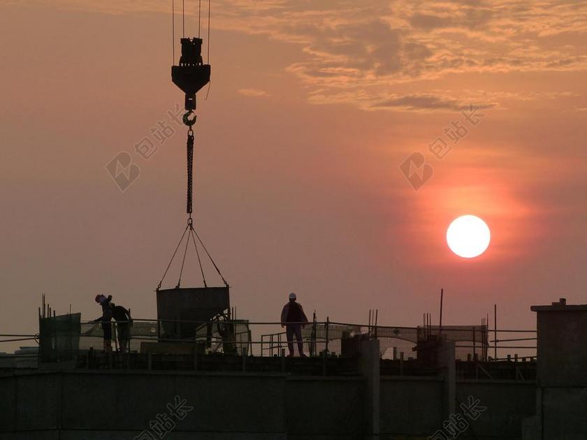 建筑夕阳下的楼顶工地背景图片