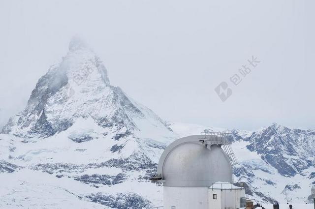 摄影唯美雪山覆盖的建筑背景图片