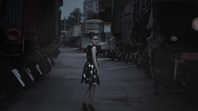 在车站的女孩 火车 海报女郎 美丽 女孩 杂志 拍照 图片