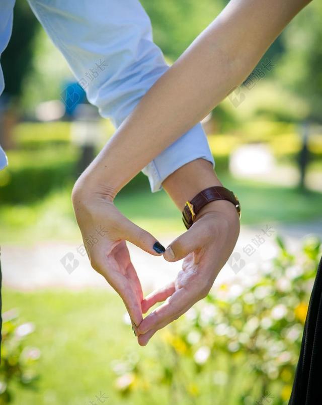 夫妇浪漫牵手爱心背景图片