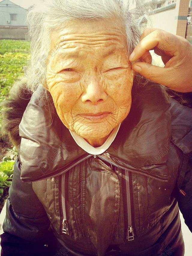 摄影唯美哭泣的老人背景图片