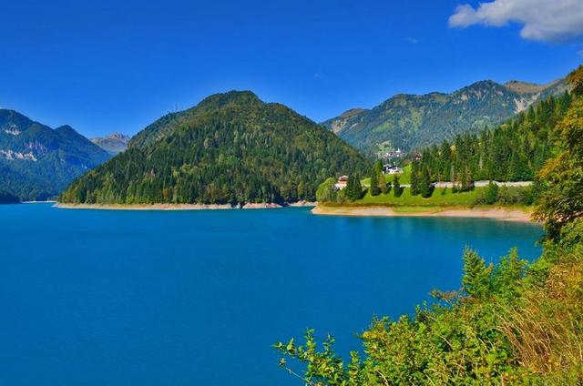 绍里斯 湖 山 夏季 性质 景观 树 天空 意大利 反射