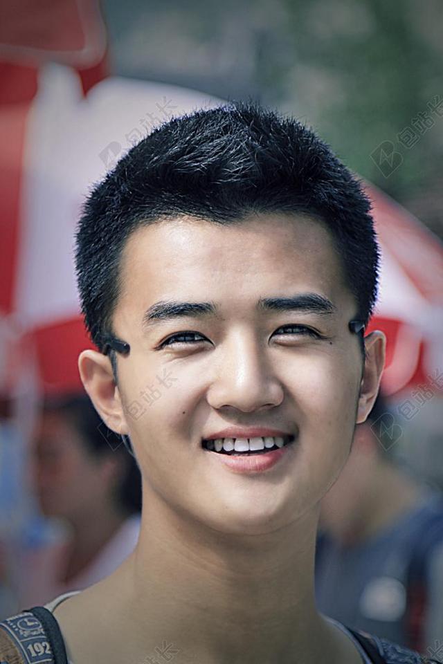 人物亲和微笑的男子面部近照男子街拍微笑背景图片