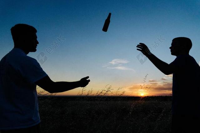 摄影唯美夕阳下抛东西背景图片