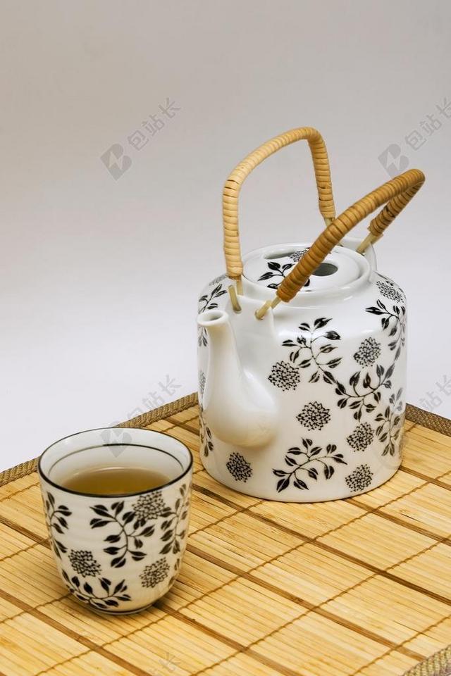 餐具传统席子上的复古茶壶背景图片