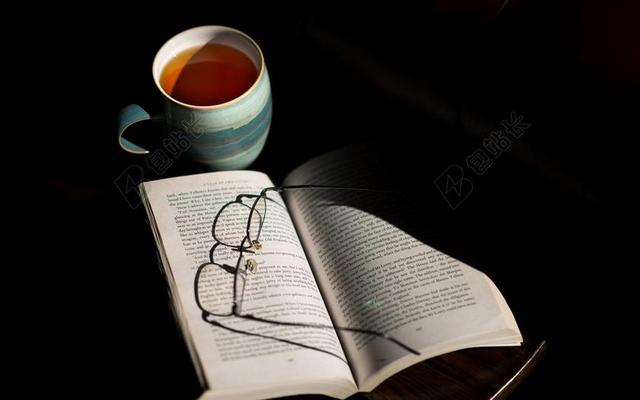 物品红茶书本和眼镜背景图片