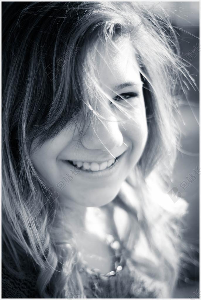 黑白人肖像微笑的卷发女孩背景图片