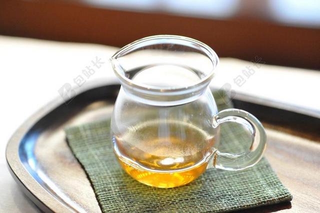 食物特写托盘里的茶背景图片