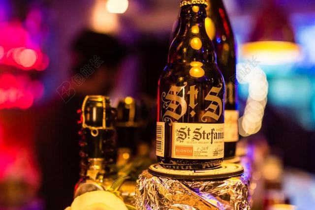 餐饮唯美酒吧啤酒背景图片