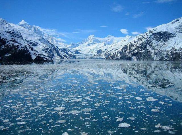 蓝天碧水水中蓝天倒影背景图片