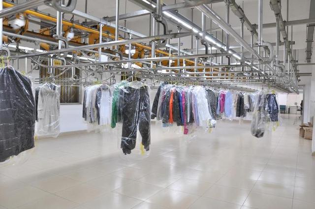 室内服装厂里的衣物背景图片