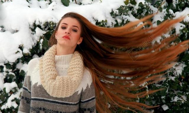 女孩 长长的头发 金发 冬季 雪 美容 诱人