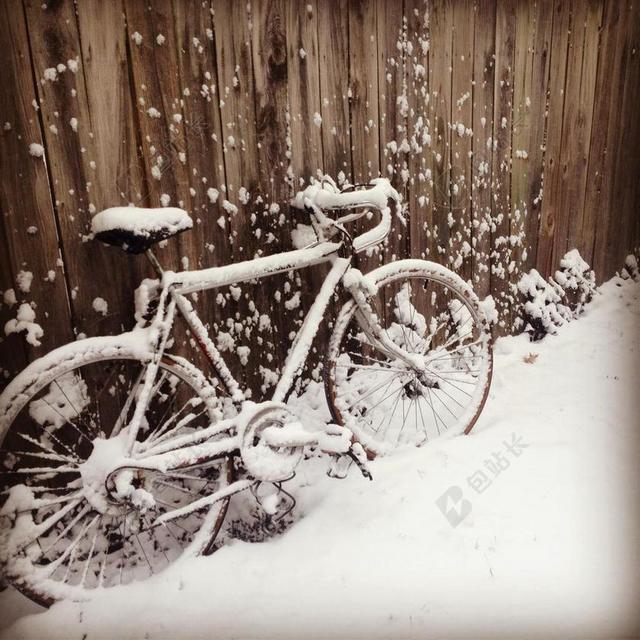 雪天自行车积了雪花背景图片