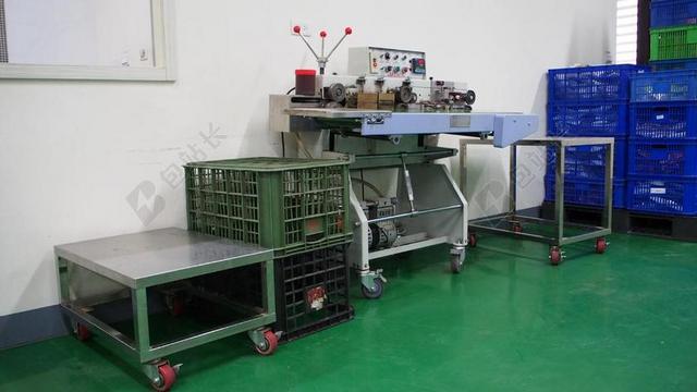 室内工厂里的金属试验台背景图片