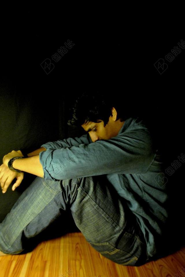 男子 郁闷 伤心 坐 抑郁 悲伤 男 不快乐 问题 挫折