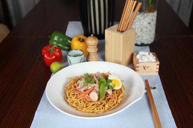 食物桌子上的意面背景图片
