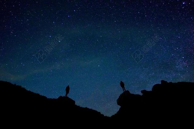 人背影星空下的登山者背景图片