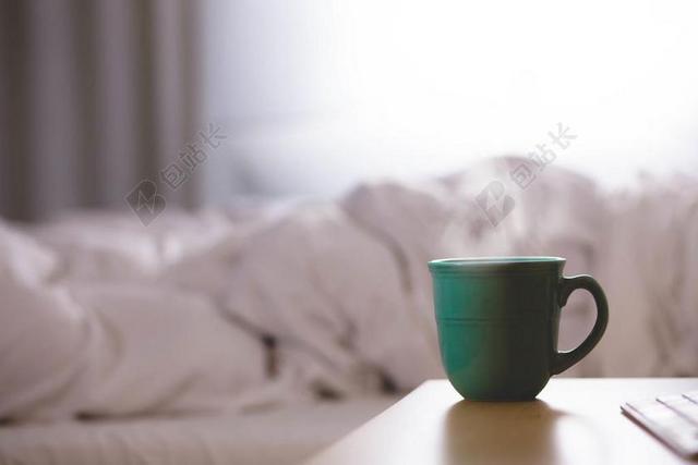 广告时尚书桌上的绿色咖啡杯背景图片