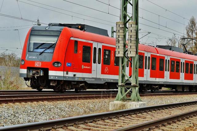 的S BAHN 火车 铁路 公共交通工具 交通 运输 大城市