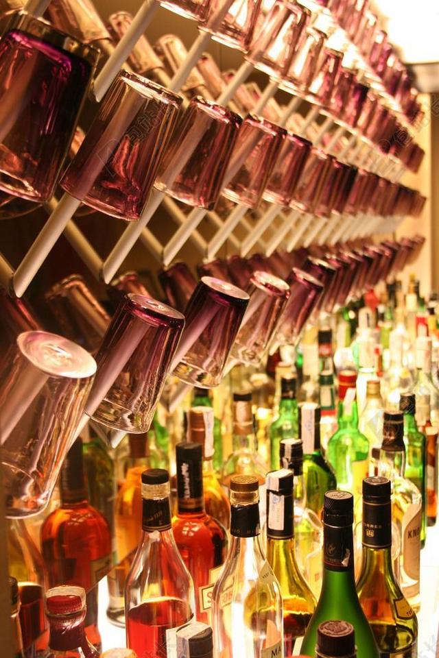 室内酒吧里的酒和杯子背景图片