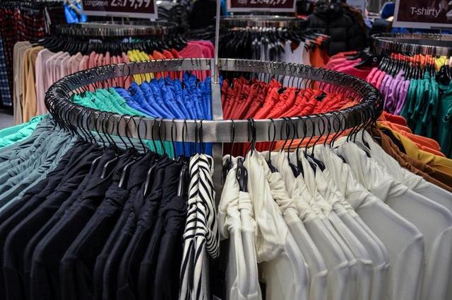 七彩衣服架子背景图片