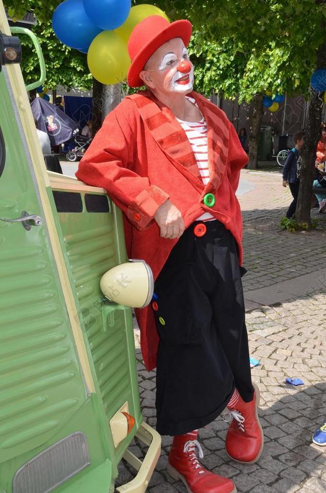 广告时尚红色衣服的小丑背景图片