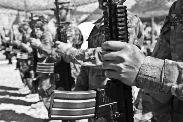 军事拿冲锋枪的士兵背景图片