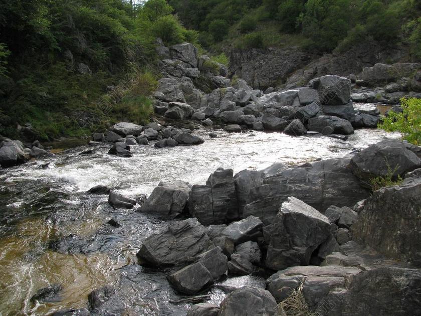 山 山之间的河流 岩 石头 植被 景观 水 绿色 性质