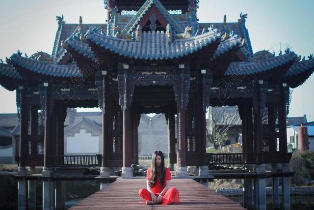 禅意 中国风 人像 女人 红格雷斯 单独 坐在 入口 东篱