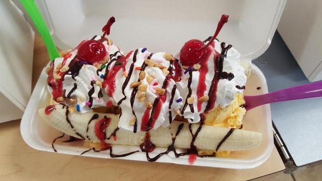 甜点美食冰淇淋香蕉船背景图片