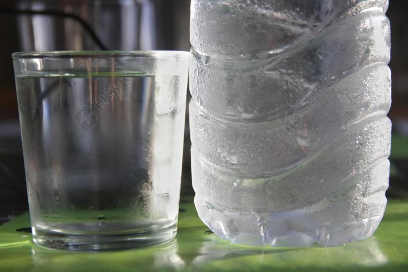 冰冷的水 瓶 玻璃