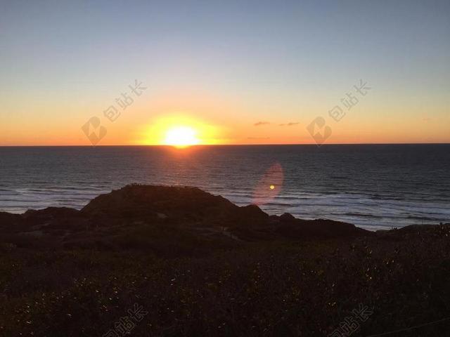 自然风景海面上金色的夕阳背景图片