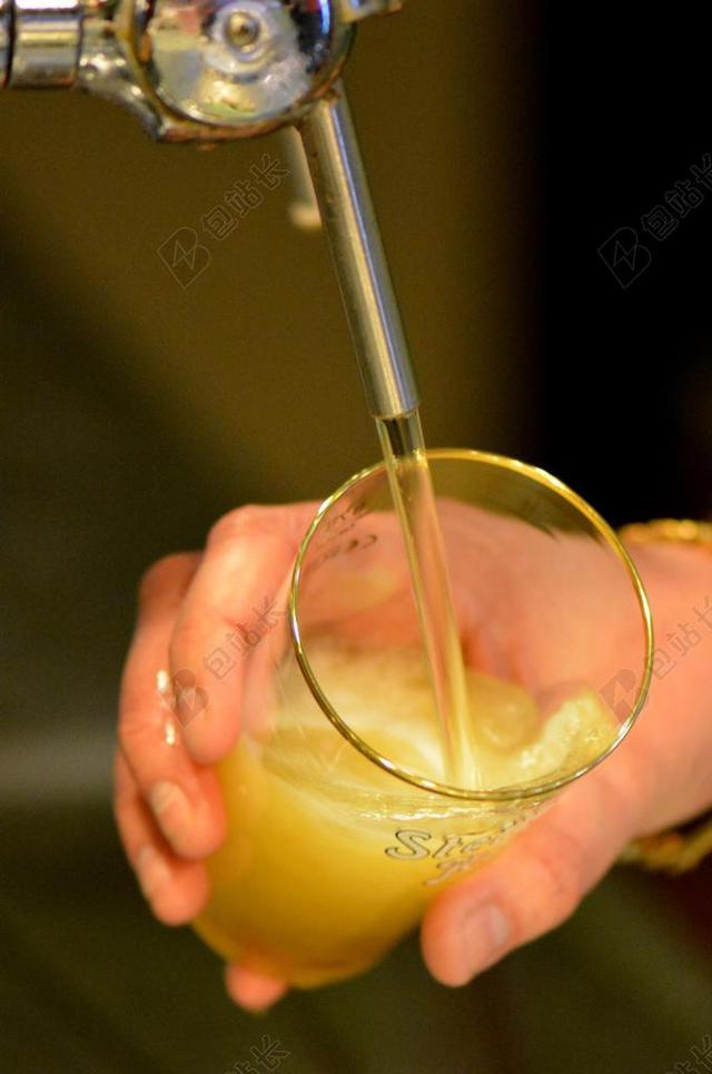 餐饮唯美往杯子导入啤酒背景图片