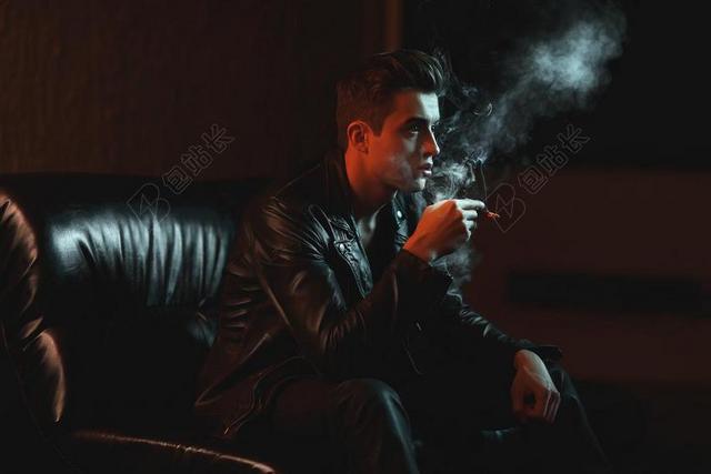 年轻人 纵向 男士 剧 抽烟 烟 皮夹克 粗糙
