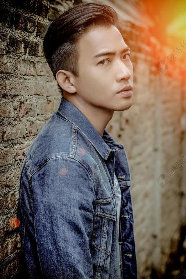 独自站在。 戛 脸 男子 泰国 辈 投 人 华尔街 光