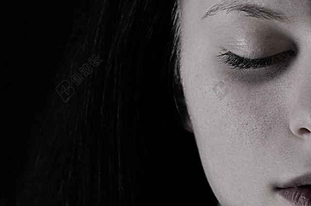 黑白人肖像闭眼色女孩背景图片