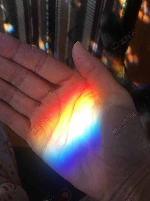 广告时尚手上的彩虹背景图片