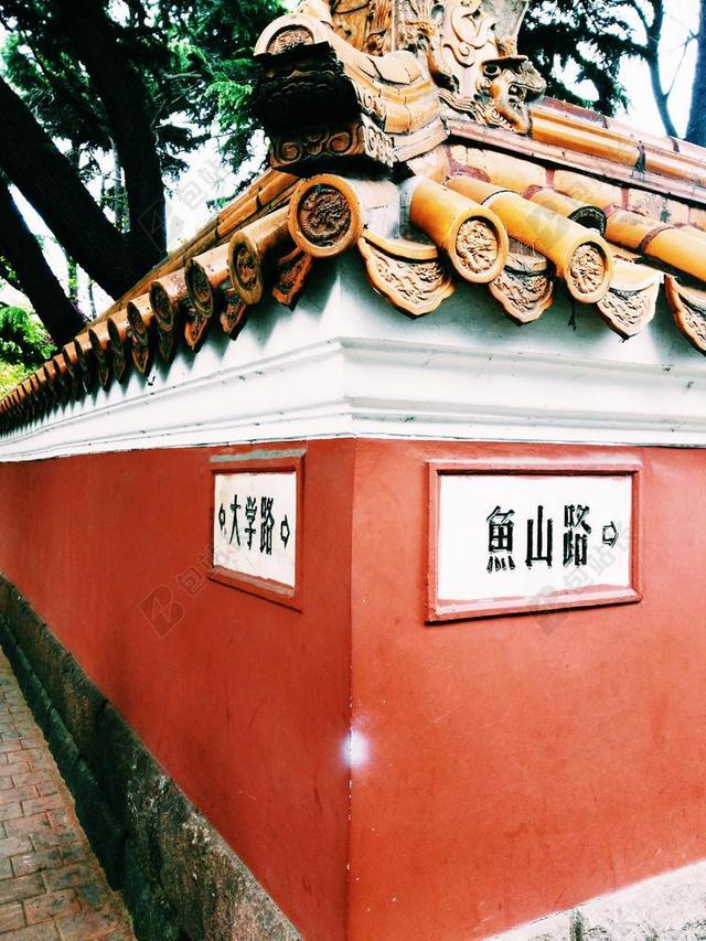 街角转弯处路牌背景图片