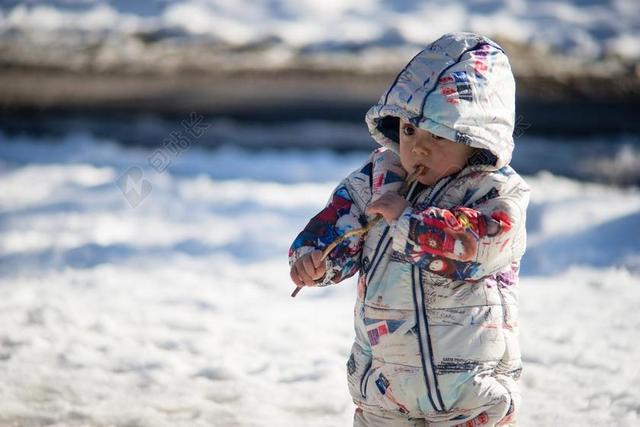 摄影简约户外雪地上的婴儿背景图片