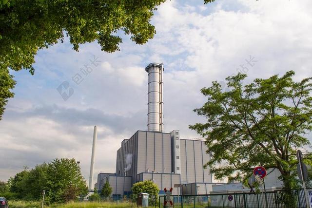 天空下的建筑烟筒背景图片