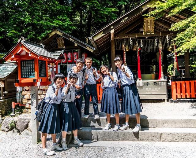 人开心日本神庙前的女孩背景图片
