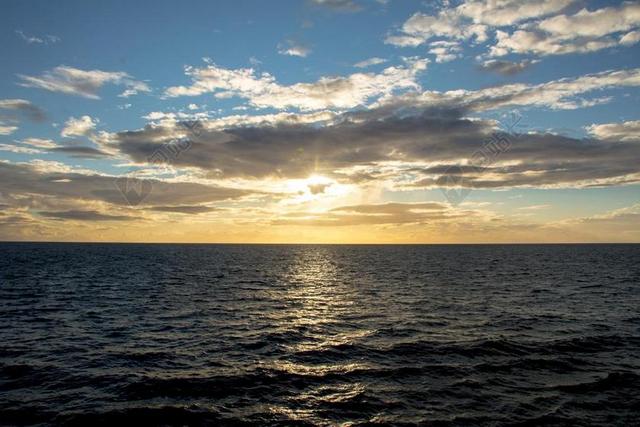 海洋 海 地平线 天空 水 波 表面 云 阳光 多云