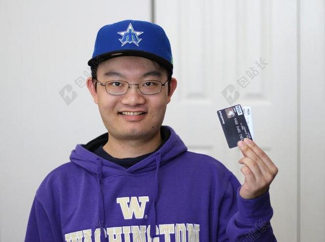 男性金融信用手持卡背景图片