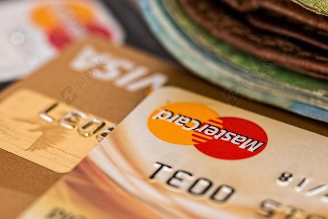棕色金融桌子上的信用卡背景图片