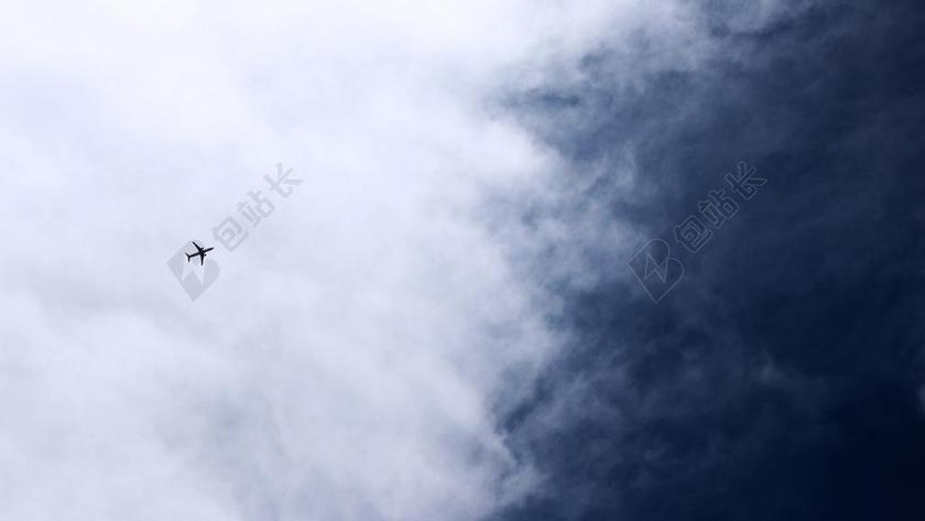 摄影天空蓝天下飞行的飞机背景图片