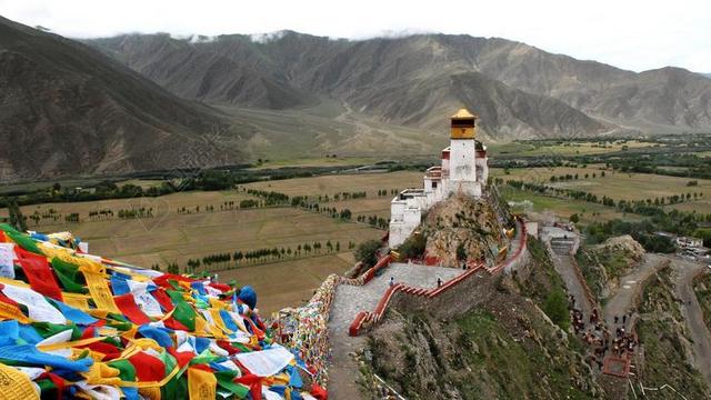 建筑山上的传统寺庙背景图片