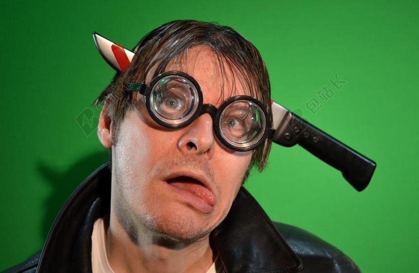 人滑稽扮演死人的男人背景图片