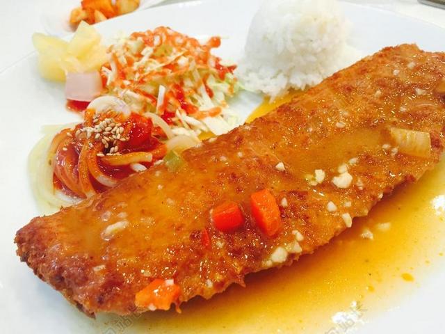 餐饮唯美扎肉排背景图片